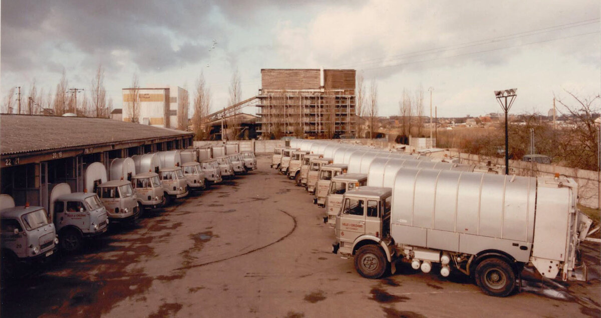 Parc de camions-bennes, rue Hatton. 1980. Archives privées.