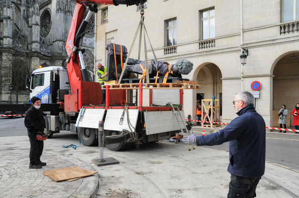 Installation des statues - Exposition Markus Lüpertz 