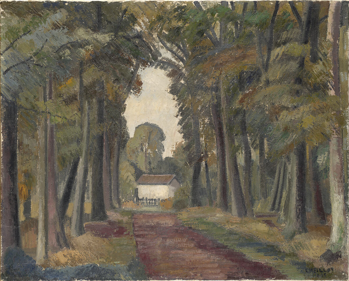 Peinture représentant une allée forestière bordée de grands arbres aux feuillages verts et ocre, menant en perspective vers une petite cabane blanche au toit brun. Le chemin en terre rougeâtre occupe le premier plan, encadré d'arbres élancés sur les deux côtés.