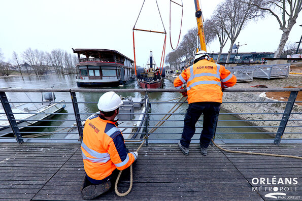 Grutage de l'Inexplosible à Orléans - quai du châtelet Grutage de l'Inexplosible à Orléans - quai du châtelet