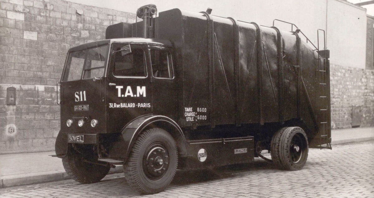 Camions-bennes électriques de la société SOVEL. Photographie. 1925. AMO 6O5.