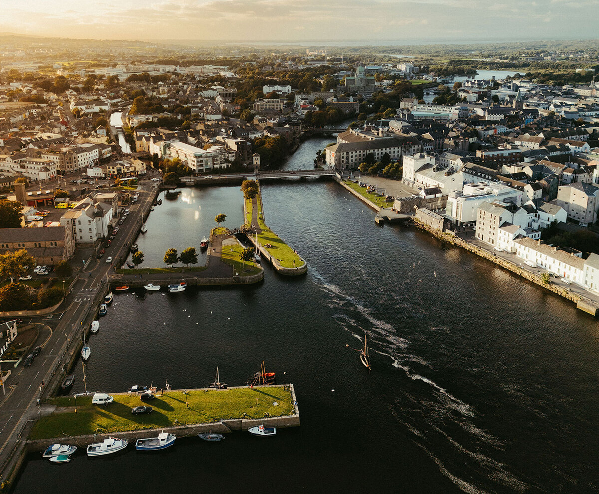 Limerick (Irlande) au bord de la rivière Shannon Limerick (Irlande) au bord de la rivière Shannon