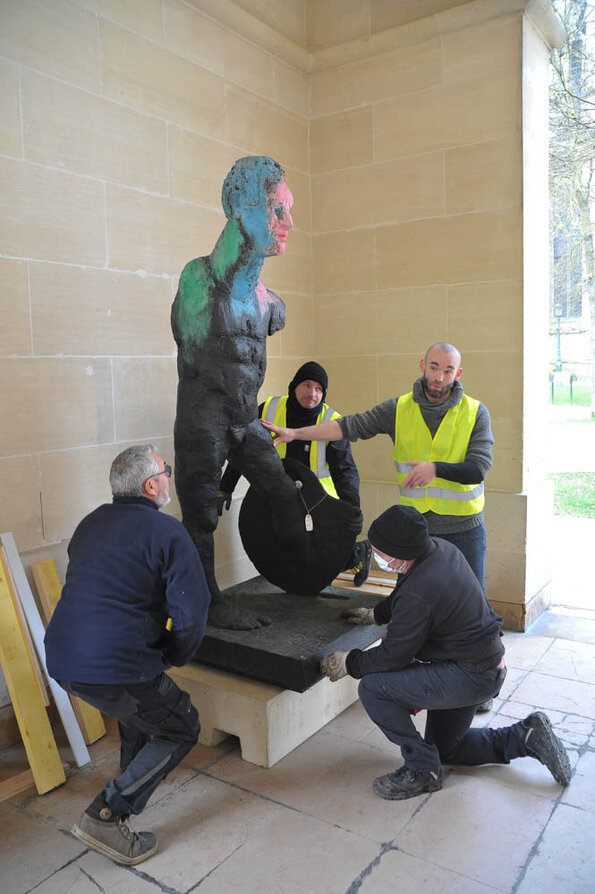 Installation des statues - Exposition Markus Lüpertz 