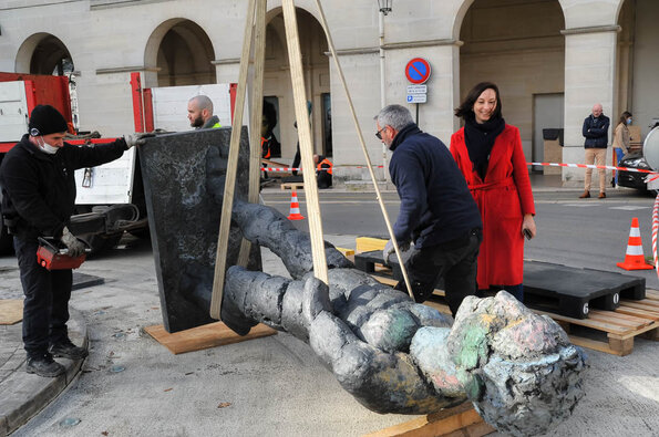 Installation des statues - Exposition Markus Lüpertz 