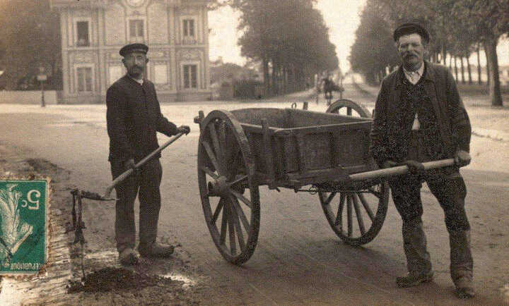 Cantonnier de la Ville d'Orléans, quai de Prague. Vers 1900. Carte photo. Collection M. Lelait.