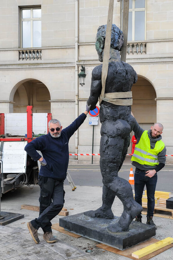 Installation des statues - Exposition Markus Lüpertz 