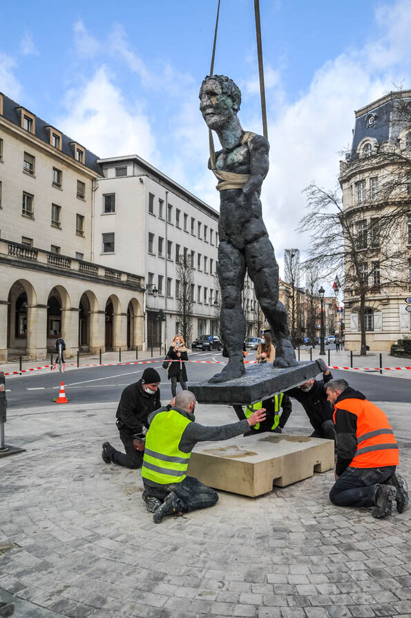 Installation des statues - Exposition Markus Lüpertz 
