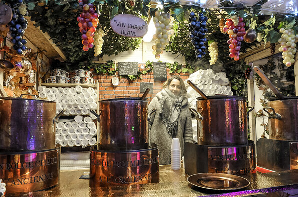 Chalet qui propose du vin chaud préparé dans des grandes marmites en cuivre