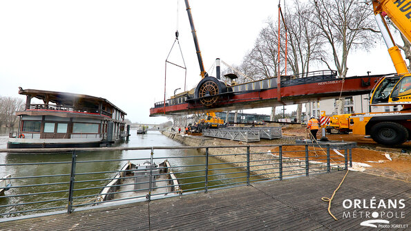 Grutage de l'Inexplosible à Orléans - quai du châtelet Grutage de l'Inexplosible à Orléans - quai du châtelet