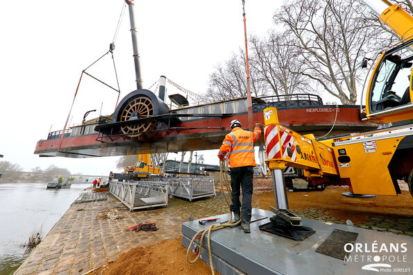 Grutage de l'Inexplosible à Orléans - quai du châtelet Grutage de l'Inexplosible à Orléans - quai du châtelet