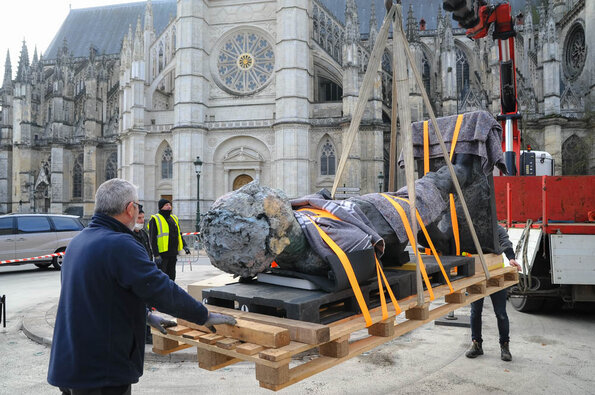 Installation des statues - Exposition Markus Lüpertz 