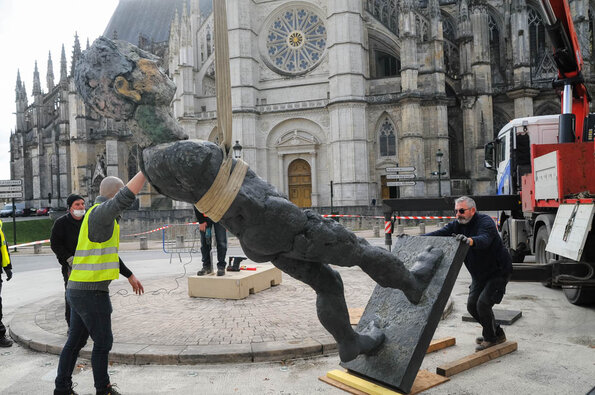 Installation des statues - Exposition Markus Lüpertz 