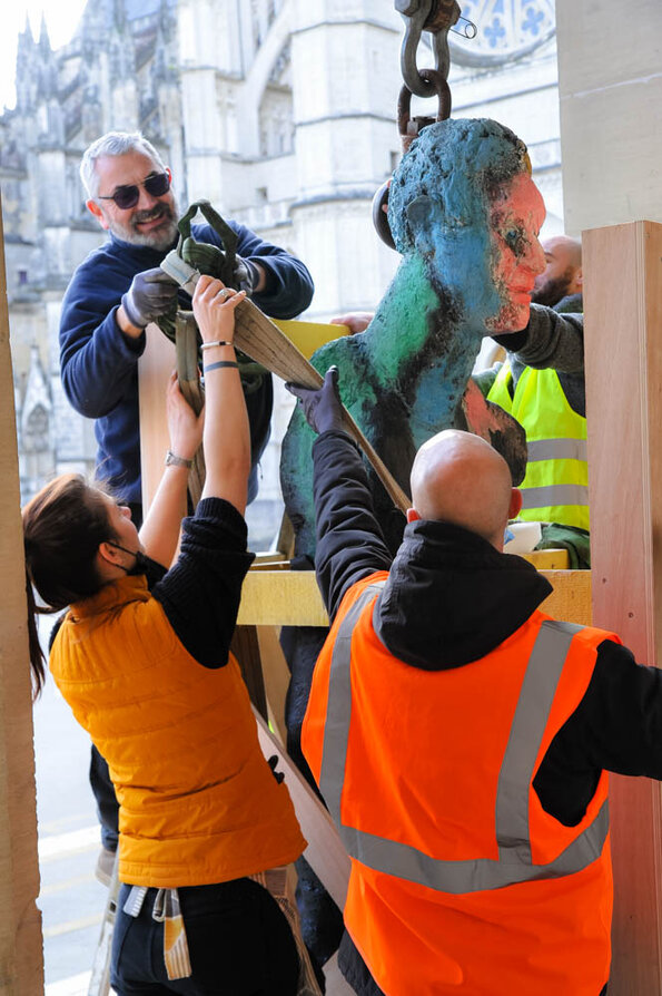 Installation des statues - Exposition Markus Lüpertz 