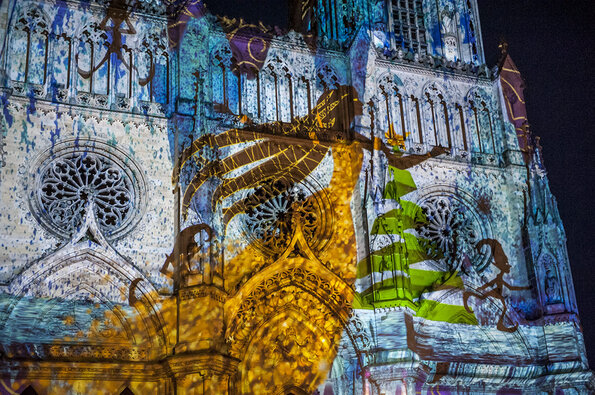 Projection d'un conte lumineux sur la façade de la cathédrale
